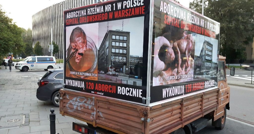 samochód z wzmocnionymi plakatami