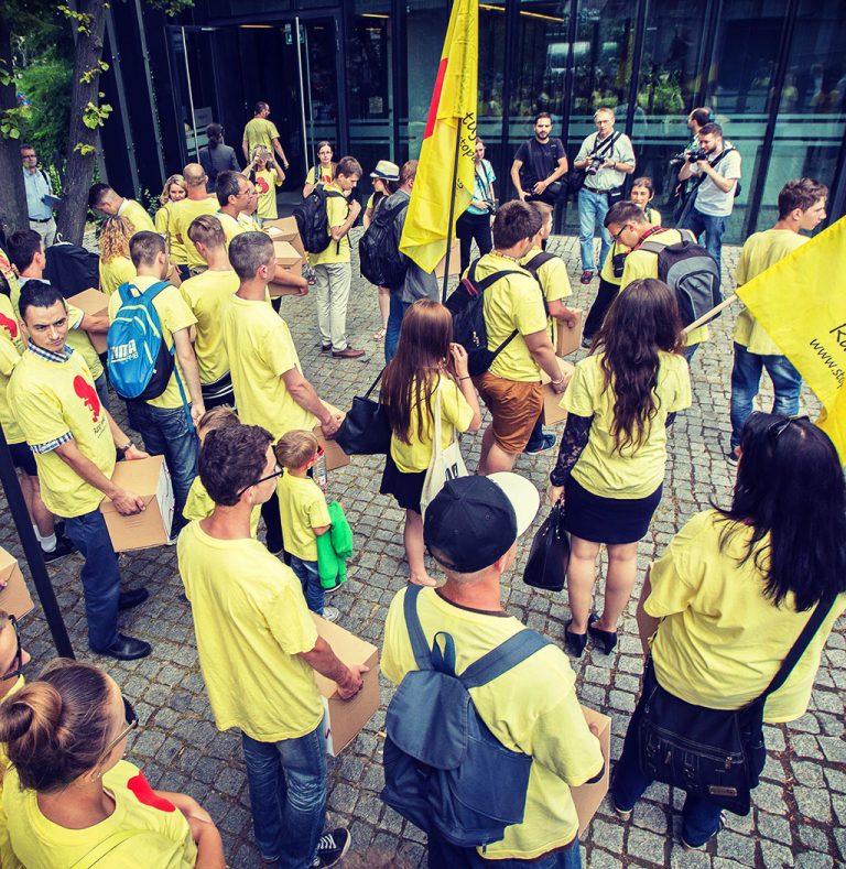 grupa wolontariuszy w żółtych koszulkach Fundacji Pro