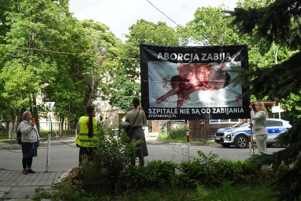 Pikieta antyaborcyjna przed szpitalem