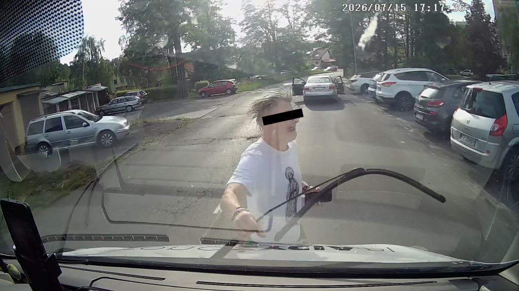 Kacper K. atakuje furgonetkę Fundacji Pro