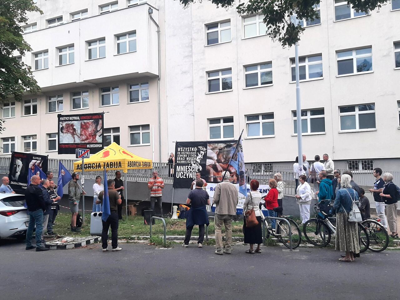 Dyrektor szpitala na Brochowie szarpie za banery antyaborcyjne i zakłóca różaniec pod placówką